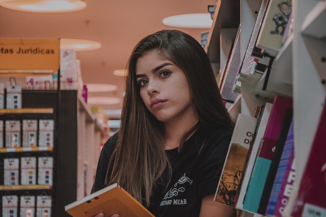studentka w bibliotece