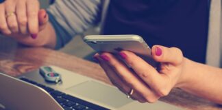 Jak rozmawiać z klientem przez telefon po raz pierwszy?